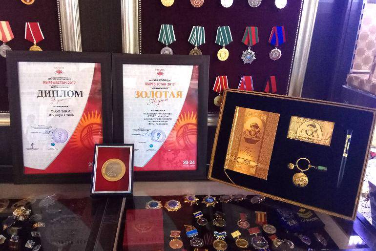 Тоговая марка EPOS получила Золотую медаль за разработку и призводство подарочного набора "Жусуп Баласагын"