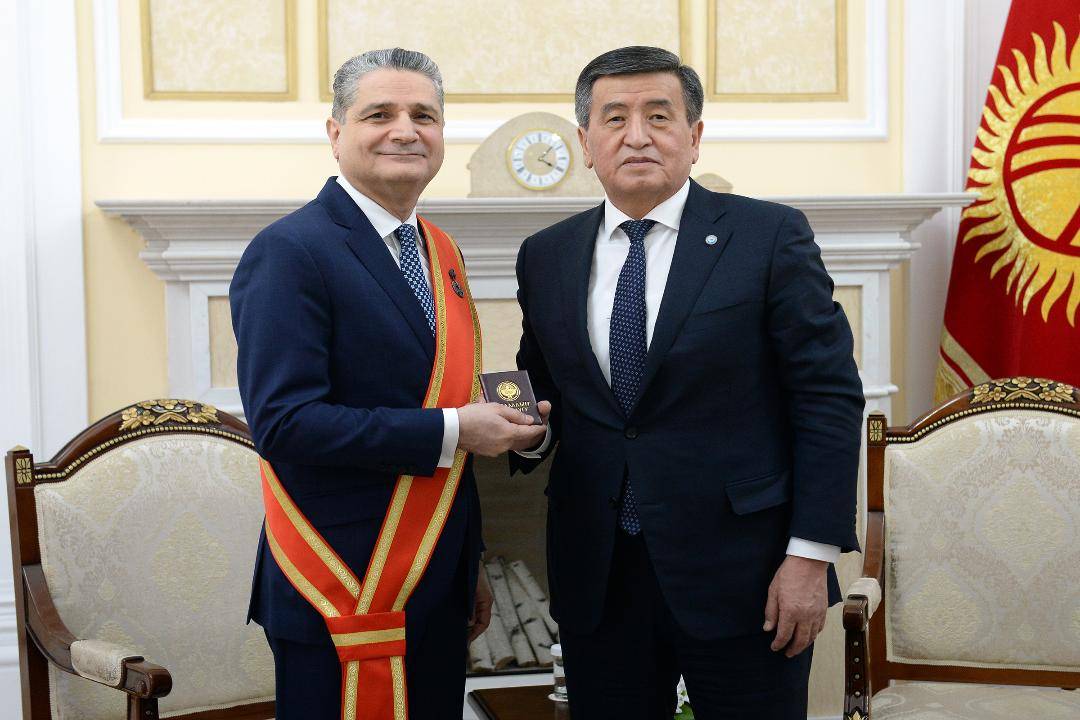 Президент Сооронбай Жээнбеков наградил председателя Коллегии ЕЭК Тиграна Саркисяна медалью «Данк»