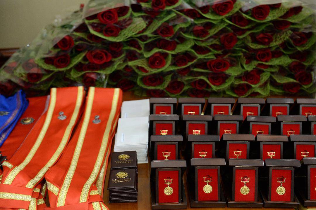 Вручение государственных наград Президентом Сооронбаем Жээнбековым